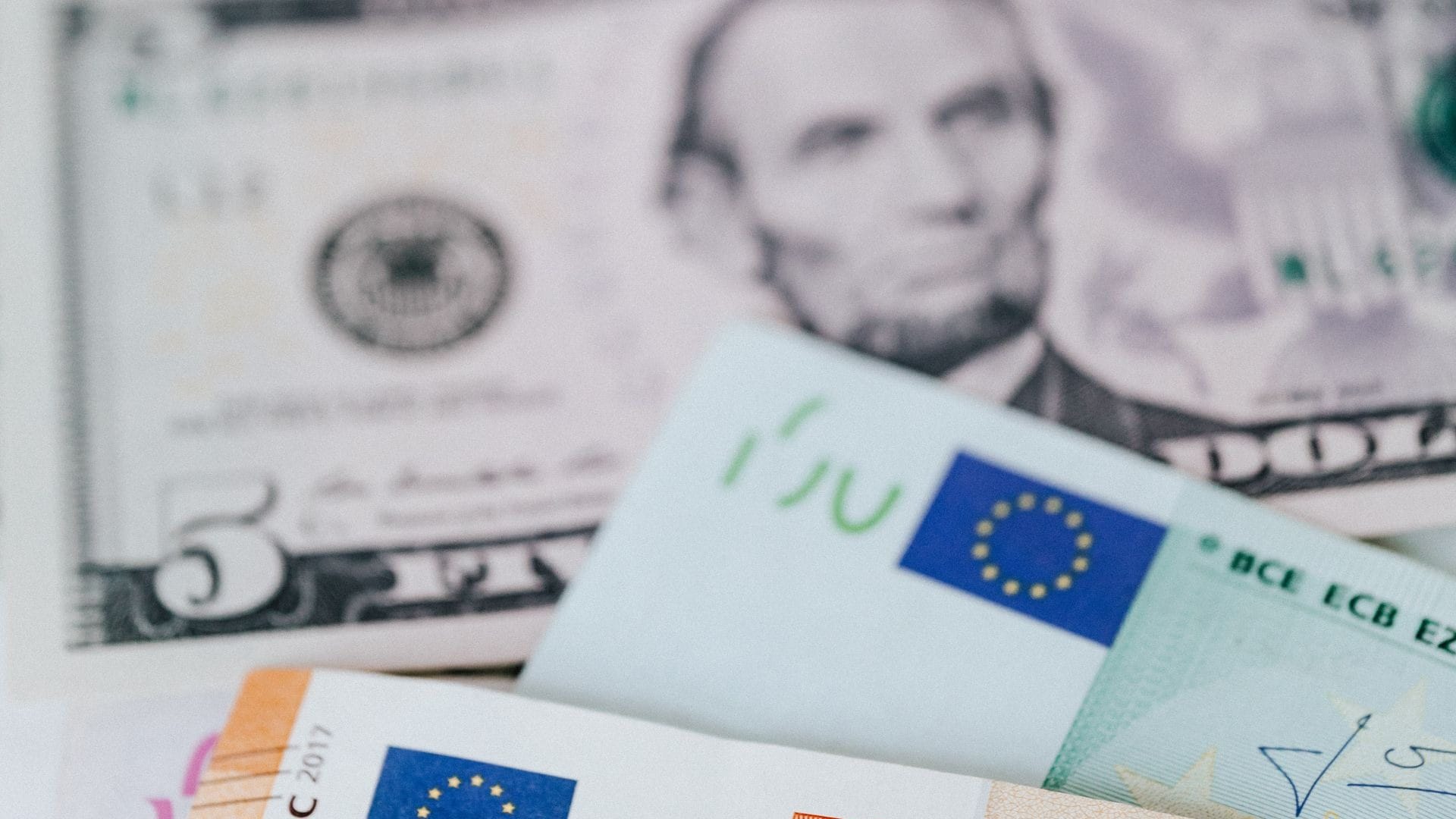 EUR/USD is attempting to break out