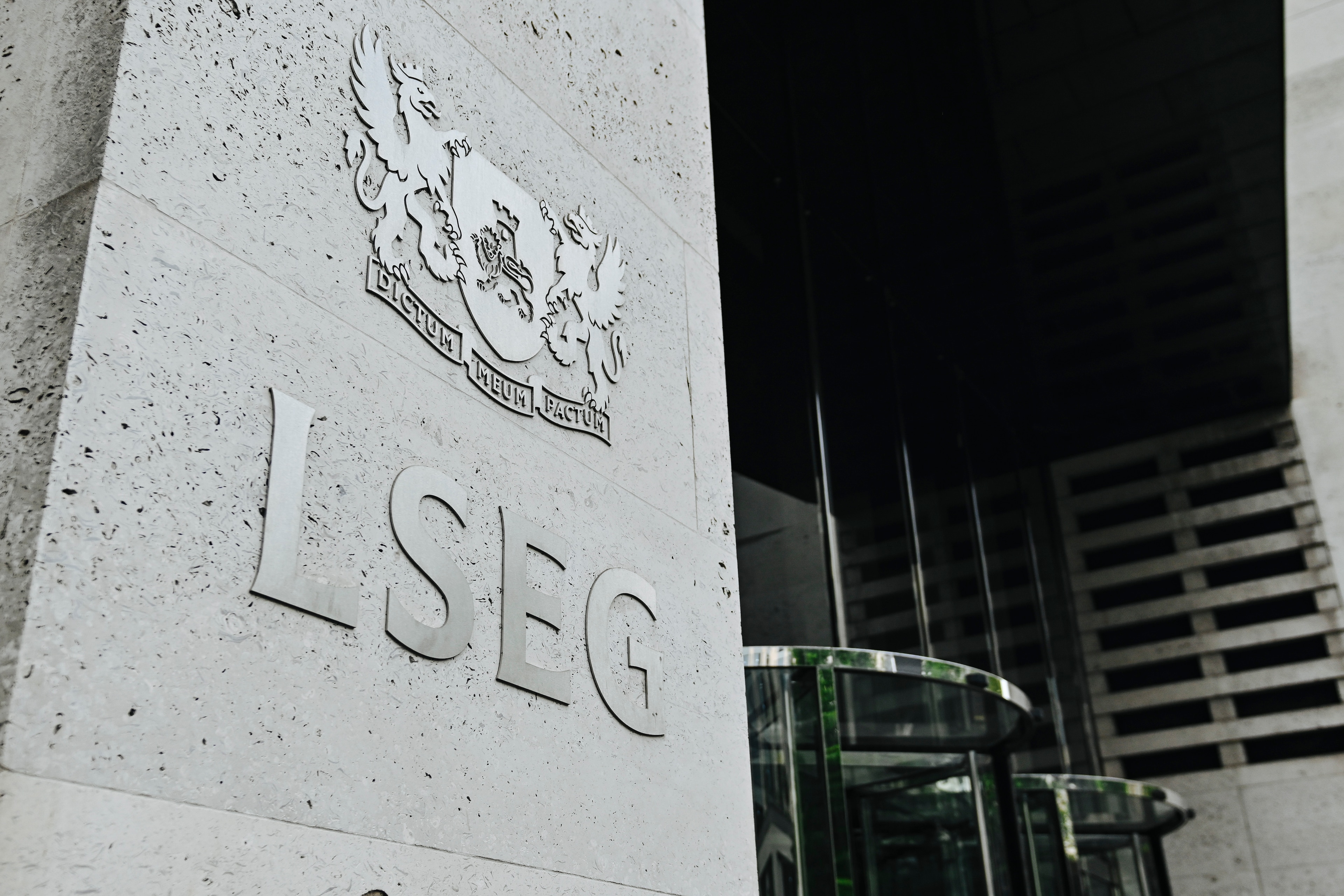 FTSE 100 opens the week at 10,490 as investors focus on geopolitics and UK politics