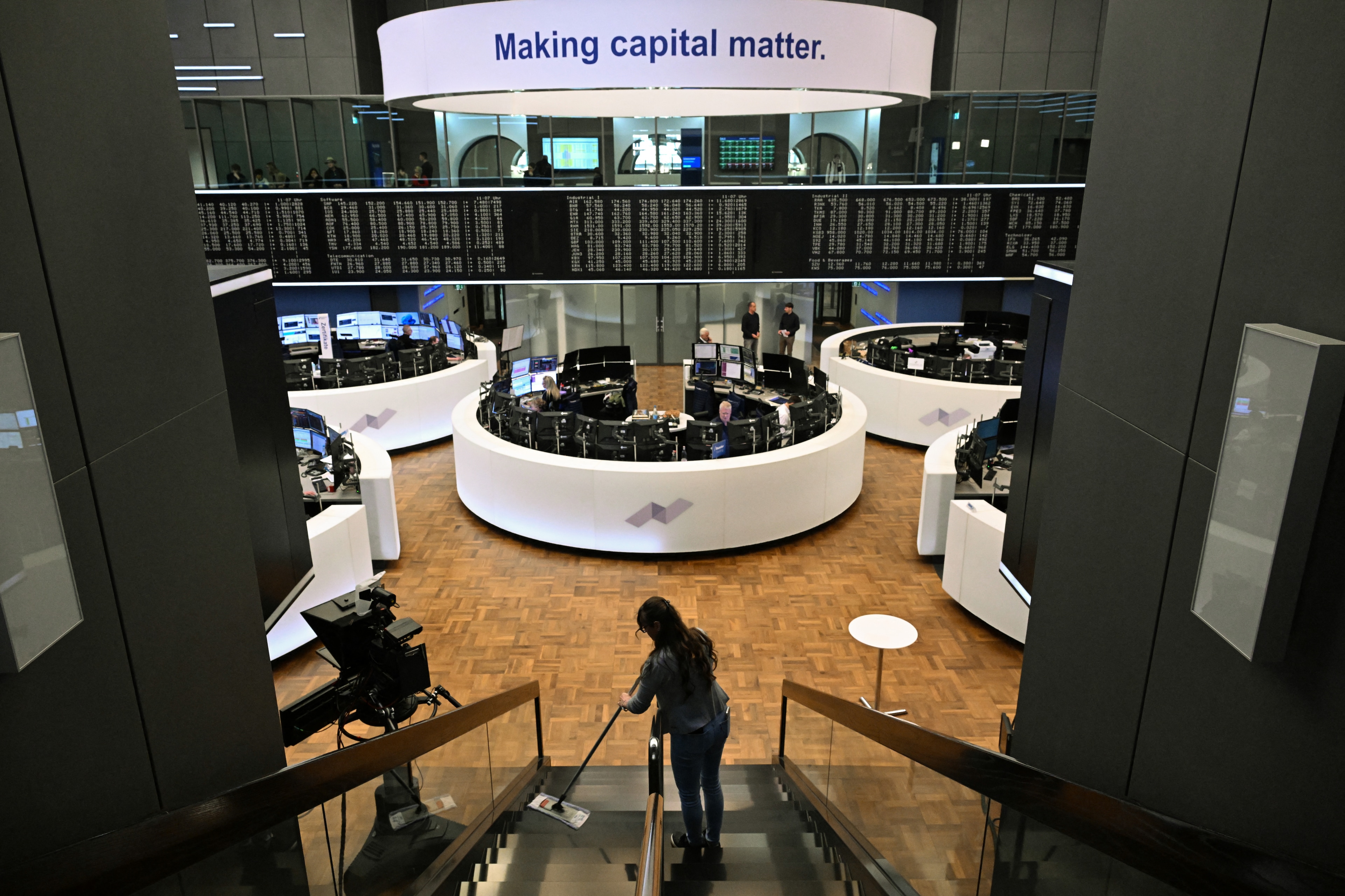DAX hovers near 25,000 as US-Iran talks support sentiment