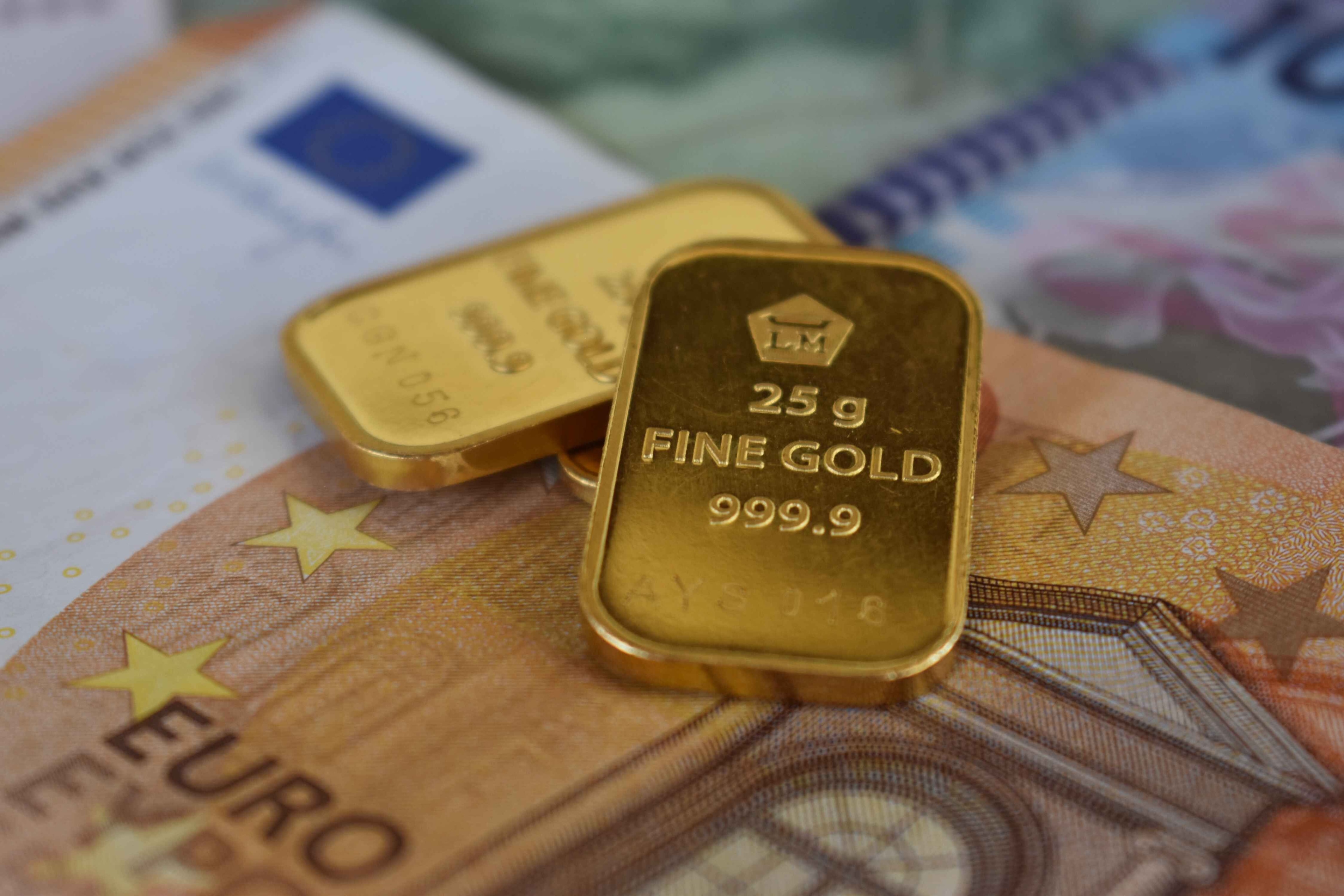 Gold bars and banknotes photo by Robert Lens from Pexels. Source: https://www.pexels.com/photo/gold-bars-and-banknotes-16055836/. Licence: Pexels License, free for commercial use, attribution not required.