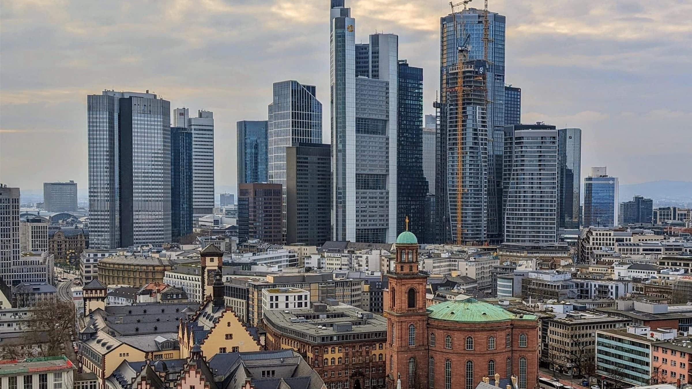 DAX starts the week quietly as policy and geopolitics stay in focus