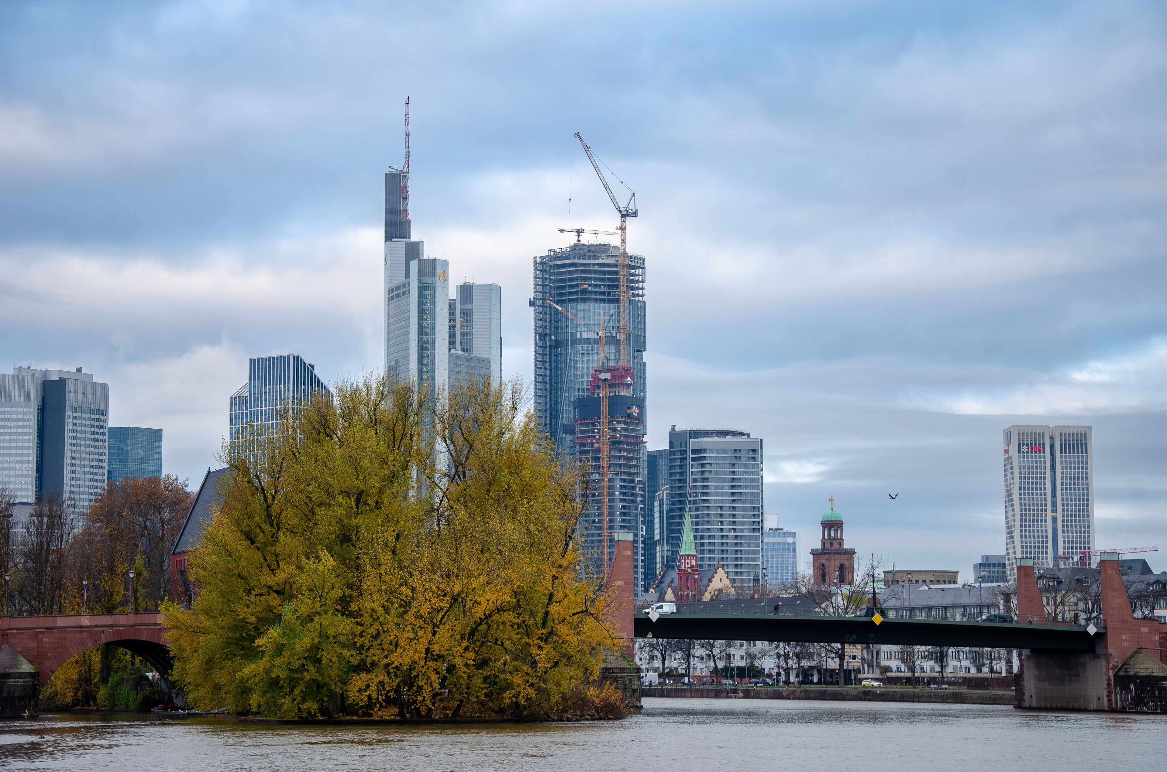 Frankfurt with autumn foliage. Photo: Leon Aschemann / Pexels. Source: https://www.pexels.com/photo/frankfurt-am-main-skyline-19347926/ Licence: https://www.pexels.com/license/ No implied endorsement; no stock redistribution; no offensive portrayal of identifiable people.