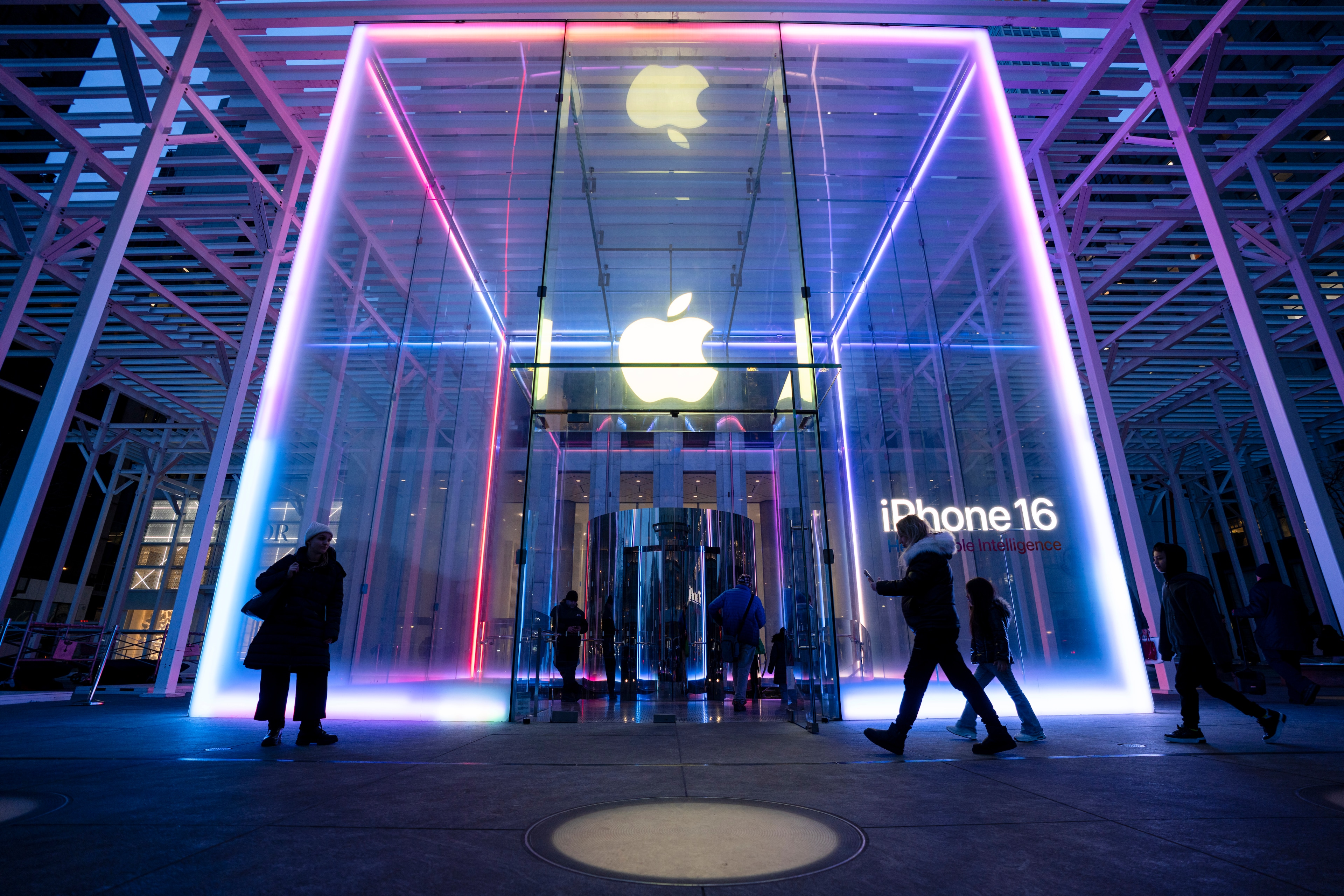 Apple's next chief faces an AI-era market test