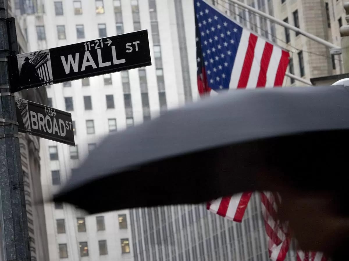 Wall Street and Broad Street intersection with US flag